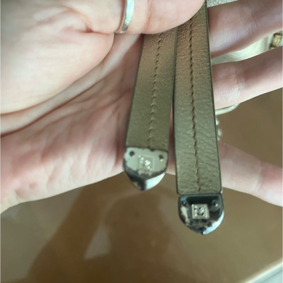 Adorable Michael Michael Kors gold leather shoulder bag! - Picture 4 of 8